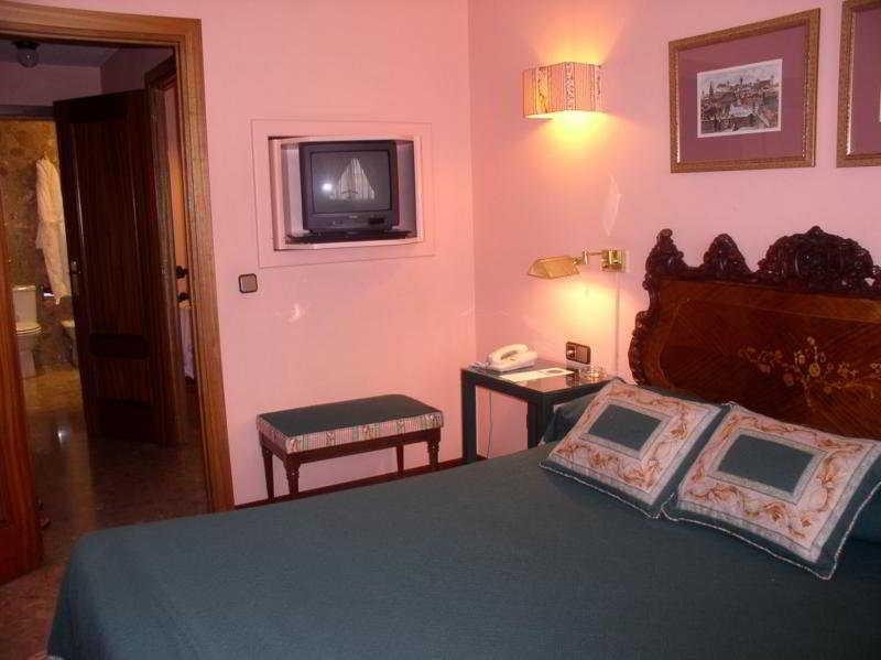 Foxa 25 Hotel Madrid Værelse billede